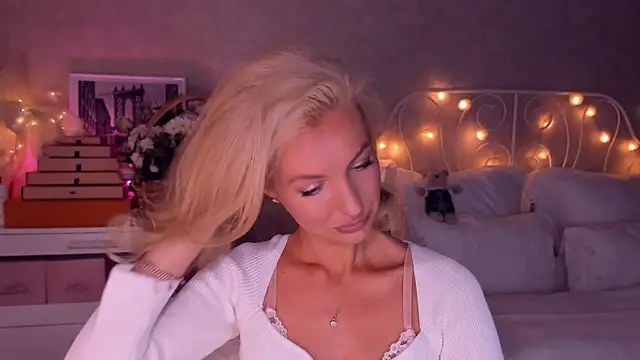 Snapshot of aestetick chatting on December 18, 9:26 am aestetick online show from December 18, 9:26 am