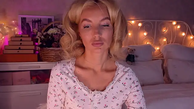 Snapshot of aestetick chatting on December 22, 8:44 am aestetick online show from December 22, 8:44 am