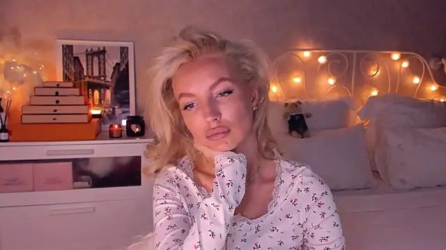 Snapshot of aestetick chatting on January 6, 8:18 am aestetick online show from January 6, 8:18 am