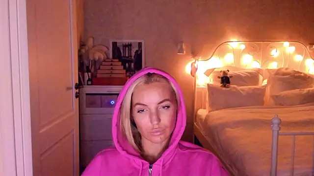 Snapshot of aestetick chatting on January 18, 9:51 pm aestetick online show from January 18, 9:51 pm