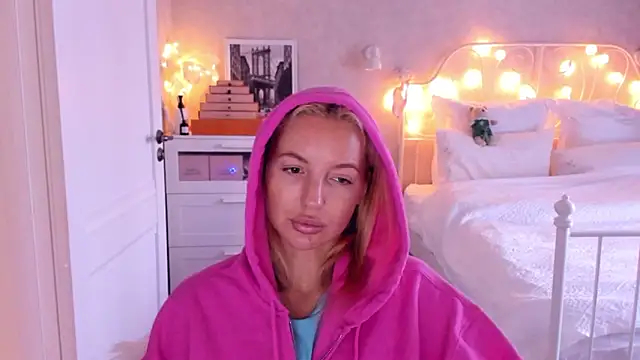 Snapshot of aestetick chatting on January 19, 9:57 am aestetick online show from January 19, 9:57 am