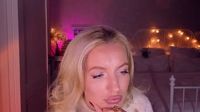 Snapshot of aestetick chatting on February 2, 3:55 pm aestetick online show from February 2, 3:55 pm