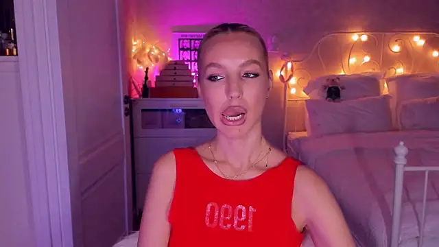 Snapshot of aestetick chatting on February 6, 11:13 am aestetick online show from February 6, 11:13 am