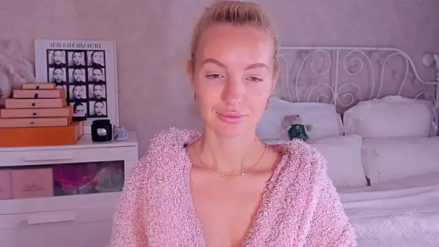 Snapshot of aestetick chatting on February 8, 6:28 am aestetick online show from February 8, 6:28 am