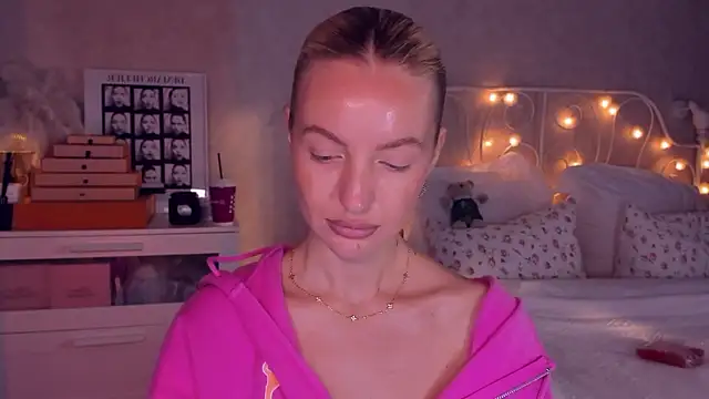 Snapshot of aestetick chatting on February 11, 10:20 am aestetick online show from February 11, 10:20 am