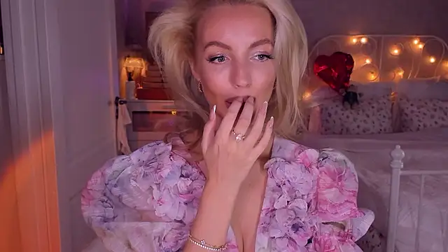 aestetick online show from March 8, 9:02 am