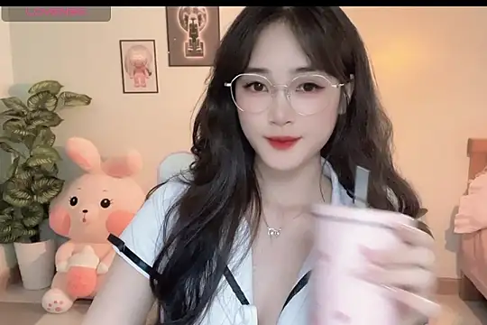 Snapshot of _Aimy_ chatting on October 12, 4:11 am Aimy online show from October 12, 4:11 am