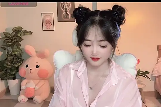 Snapshot of _Aimy_ chatting on October 17, 5:59 pm Aimy online show from October 17, 5:59 pm