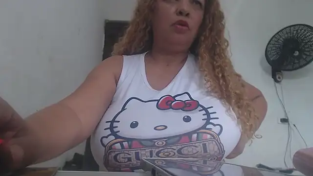 BustyAmanda online show from May 21, 2:35 pm