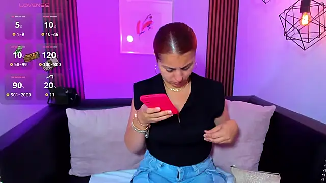 Nahiajhonson  online show from March 12, 12:44 pm