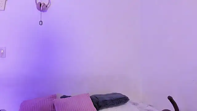 crystalvazquez online show from February 10, 11:47 am