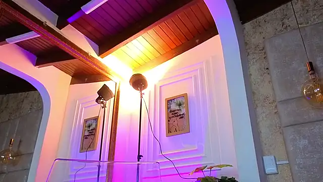 AlessiaLondon online show from April 1, 1:41 pm