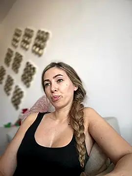 RaquelleDevon online show from December 19, 12:45 pm