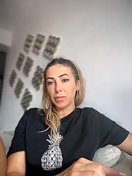 RaquelleDevon online show from May 6, 7:02 am