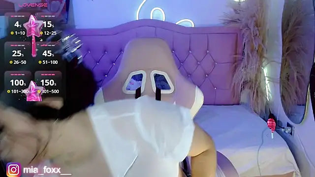 Mia foxx  online show from September 30, 9:09 pm