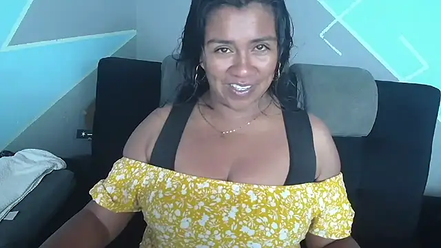 Snapshot of saggil23 chatting on March 17, 5:11 am saggil23 online show from March 17, 5:11 am