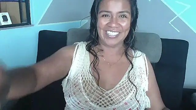Snapshot of saggil23 chatting on April 12, 6:18 am saggil23 online show from April 12, 6:18 am