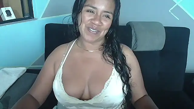 Snapshot of saggil23 chatting on April 16, 6:36 am saggil23 online show from April 16, 6:36 am