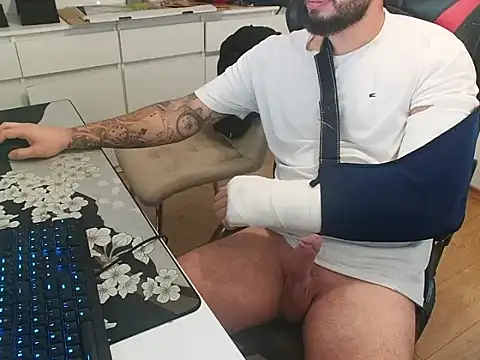 Snapshot of prezydentcam chatting on October 13, 8:36 am prezydentcam online show from October 13, 8:36 am