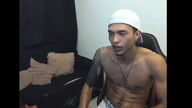 Snapshot of TommyGun_22 chatting on March 13, 1:32 am TommyGun 22 online show from March 13, 1:32 am