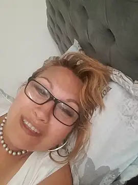 Snapshot of Kazsandraa chatting on May 15, 6:26 pm Kazsandraa online show from May 15, 6:26 pm