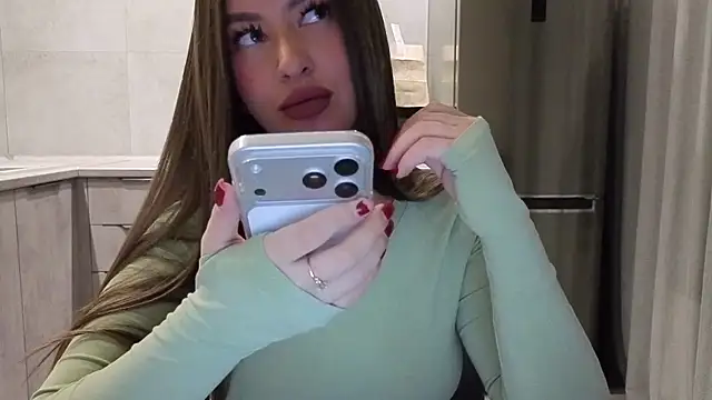 Snapshot of Cinderella____ chatting on March 2, 9:21 pm Cinderella online show from March 2, 9:21 pm