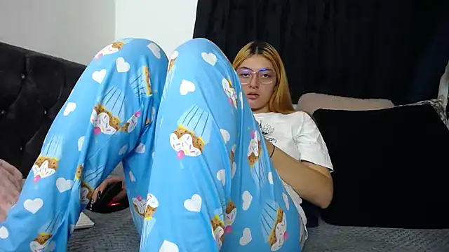 lessliee22  online show from March 13, 1:32 am