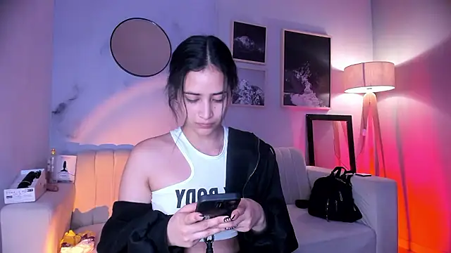 Snapshot of lara_madisson chatting on February 9, 5:33 am lara madisson online show from February 9, 5:33 am