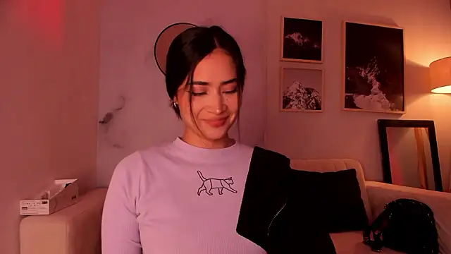 Snapshot of lara_madisson chatting on February 17, 5:59 am lara madisson online show from February 17, 5:59 am