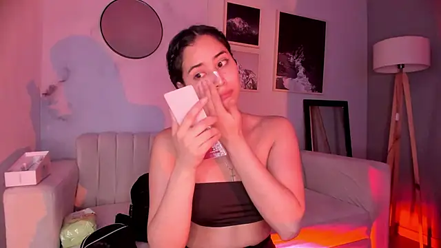 Snapshot of lara_madisson chatting on February 18, 5:14 am lara madisson online show from February 18, 5:14 am