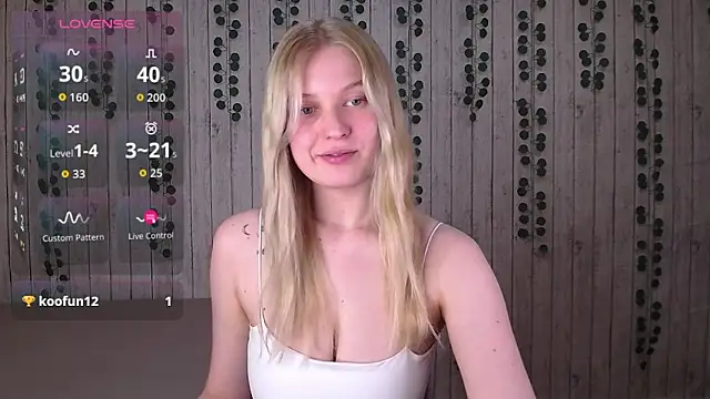 EmiliaDuchess online show from December 19, 2:57 pm