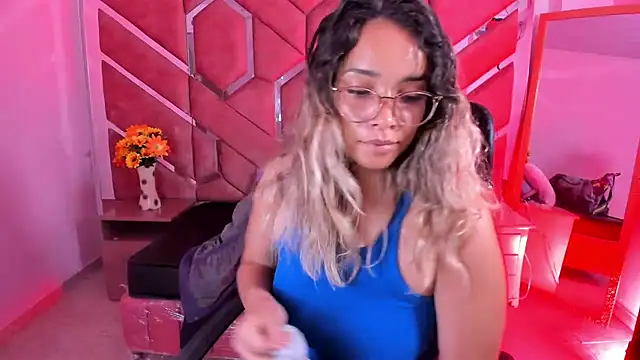 Snapshot of Olivia_Fox69 chatting on April 28, 3:33 am Olivia Fox69 online show from April 28, 3:33 am