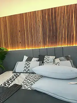 EmiilyAdams  online show from December 18, 8:25 pm