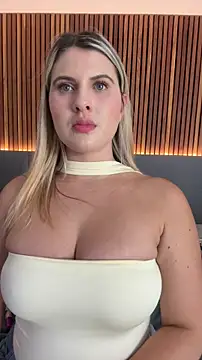 Snapshot of EmiilyAdams_ chatting on February 13, 10:06 pm EmiilyAdams online show from February 13, 10:06 pm