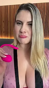 Snapshot of EmiilyAdams_ chatting on February 20, 10:32 pm EmiilyAdams online show from February 20, 10:32 pm