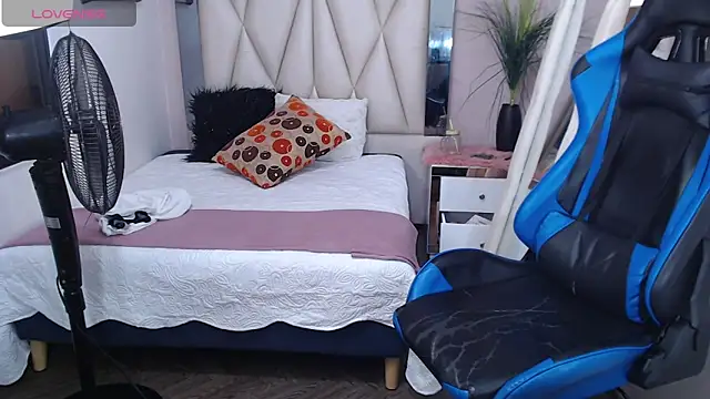 Snapshot of Backsex_boy chatting on February 21, 3:32 pm Backsex boy online show from February 21, 3:32 pm