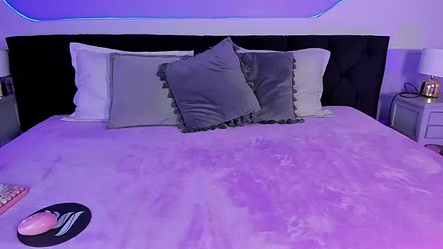 Snapshot of Julieta_Cortes__ chatting on September 19, 12:06 pm Julieta Cortes online show from September 19, 12:06 pm