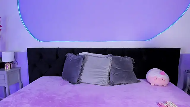 Snapshot of Julieta_Cortes__ chatting on October 11, 12:15 pm Julieta Cortes online show from October 11, 12:15 pm