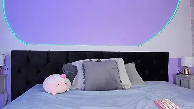 Snapshot of Julieta_Cortes__ chatting on October 16, 12:17 pm Julieta Cortes online show from October 16, 12:17 pm