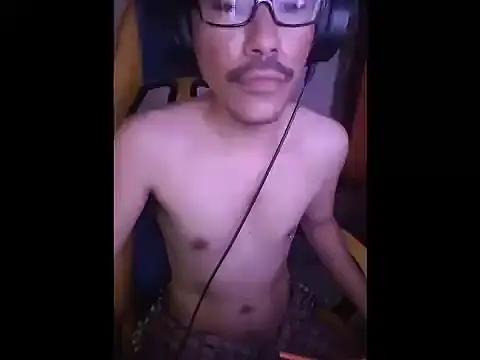 Snapshot of cloudyth1994 chatting on March 6, 8:22 am cloudyth1994 online show from March 6, 8:22 am