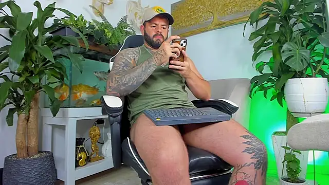 Johnnygrayson1 online show from May 1, 12:04 am