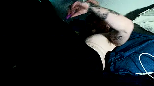 Snapshot of dadyyD95 chatting on April 6, 7:20 am dadyyD95 online show from April 6, 7:20 am