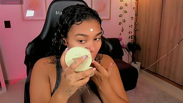 aleja montiel   online show from May 20, 12:33 pm