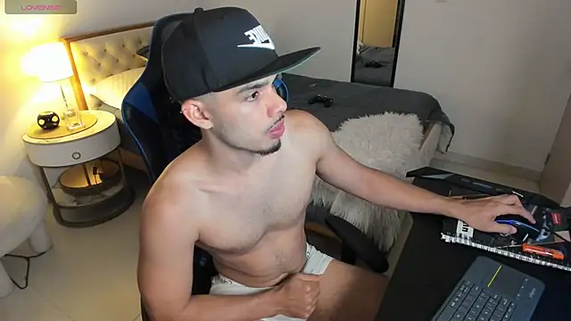 mateoleonee online show from October 18, 12:35 am