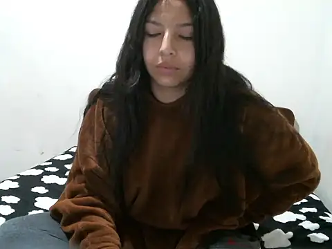 Snapshot of CarolineGomez chatting on February 6, 4:06 am CarolineGomez online show from February 6, 4:06 am