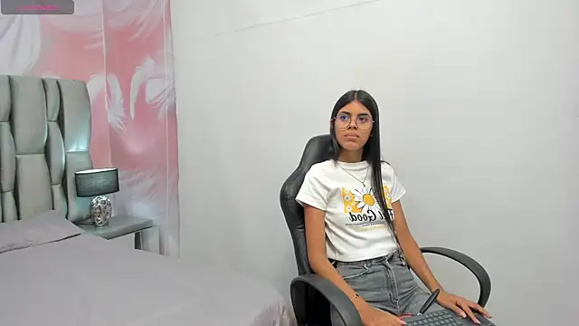 Snapshot of Isa_little4u chatting on February 9, 3:00 am Isa little4u online show from February 9, 3:00 am