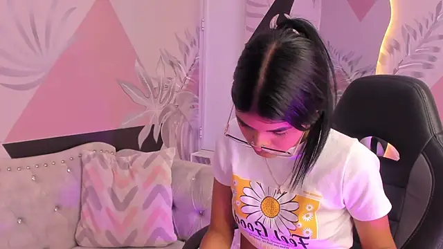 Snapshot of Isa_little4u chatting on March 6, 1:57 pm Isa little4u online show from March 6, 1:57 pm