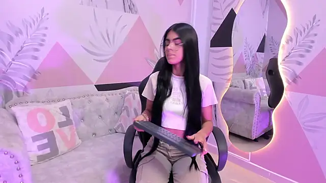 Snapshot of Isa_little4u chatting on March 12, 10:37 am Isa little4u online show from March 12, 10:37 am