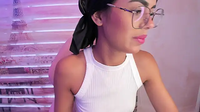 Isa little4u online show from September 20, 1:01 pm