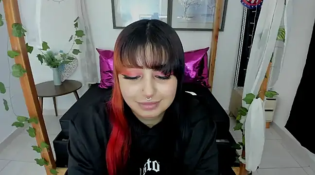 Snapshot of lussyevans24 chatting on January 4, 4:44 am lussyevans24 online show from January 4, 4:44 am